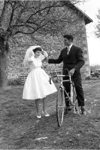 « Même pour la promenade d&#039;amoureux sur le sentier du bonheur, Raymond n&#039;oublie pas sa bicyclette, gage de la prospérité du ménage. » - Paris Match n°629, 29 avril 1961