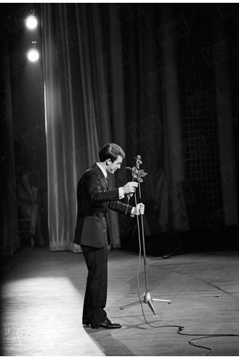 Salvatore Adamo, lors de son premier rendez-vous avec Paris Match, sur la Côte d&#039;Azur en août 1965.