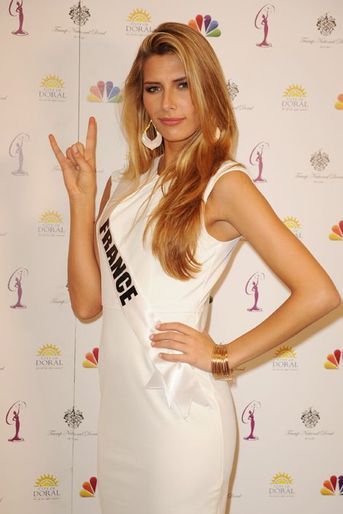 Camille Cerf au naturel en conférence de presse pour Miss Univers 2015