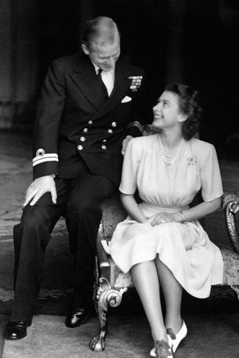 La princesse Elizabeth avec le prince Philip le jour de leurs fiançailles, le 10 juillet 1947