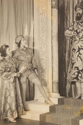 La princesse Elizabeth avec sa soeur la princesse Margaret dans un spectacle, en 1943
