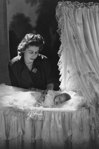 La princesse Elizabeth avec son fils le prince Charles, en 1948