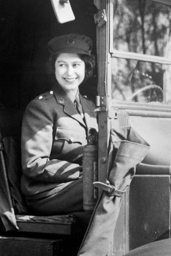 La princesse Elizabeth dans son ambulance militaire, en 1945