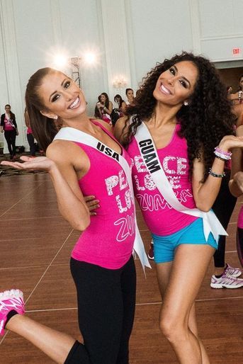 Les prétendantes au titre de Miss Univers s'entraînent à la zumba. À Miami, le 13 janvier 2015