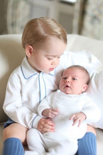 En images - Famille royale d'Angleterre - Le baiser du prince George à Baby Charlotte