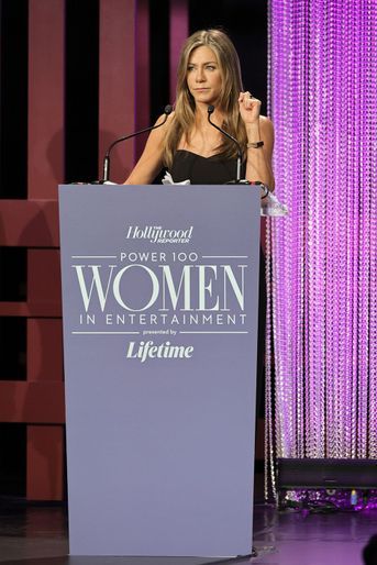 Jennifer Aniston reçoit le Sherry Lansing Leadership Award lors de la soirée «Power 100 Women in Entertainment» organisée par le «Hollywood Reporter» à Los Angeles le 8 décembre 2021