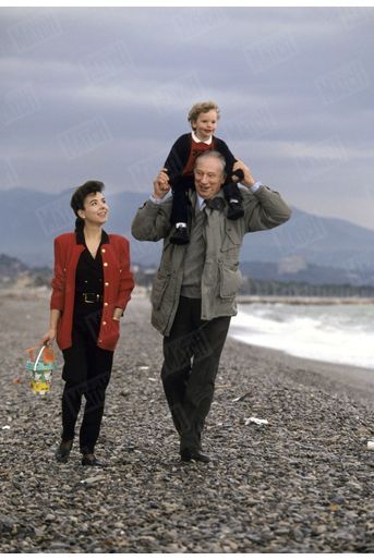 Yves Montand, sa compagne Carole et leur fils Valentin (2 ans) sur une plage d'Antibes, en mars 1991.