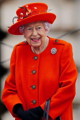 La reine Elizabeth II, en orange, à Londres le 7 octobre 2021