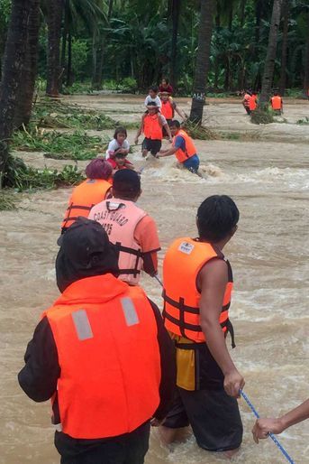 Aux Philippines, la tempête tropicale Kompasu a provoqué une crue soudaine dans un village de la province de Palawan, autre île au sud-ouest de l&#039;archipel, faisant au moins onze morts et des disparus.