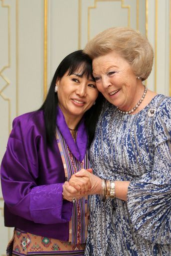 La reine Tshering Pem du Bhoutan (2ème épouse de l'ancien roi) avec la reine Beatrix des Pays-Bas, le 7 mai 2010 