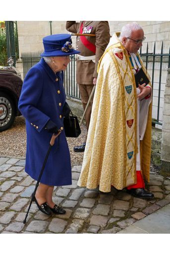 La reine Elizabeth II s'appuyant sur une canne à l'abbaye de Westminster à Londres, le 12 octobre 2021