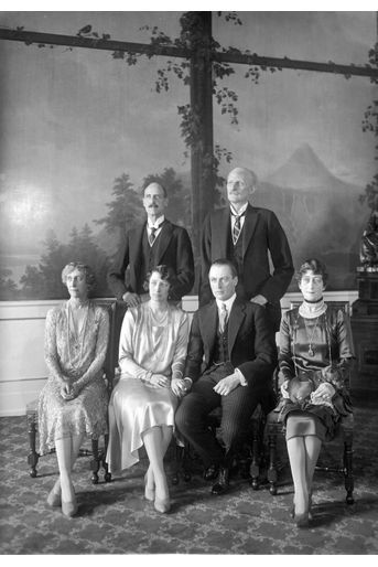 La princesse Märtha de Suède et le prince héritier Olav de Norvège avec leurs parents, au lendemain de leur mariage le 22 mars 1929
