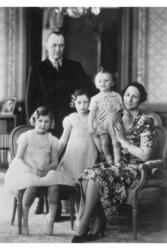 La princesse Märtha et le prince héritier Olav de Norvège avec leurs trois enfants, le 3 mai 1939