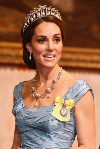 Kate Middleton portant la tiare Lover's Knot et les boucles d'oreilles en perle Collingwood à Buckingham en octobre 2018
