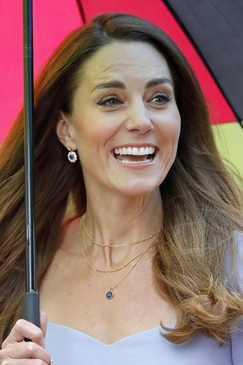 Kate Middleton portant les boucles d'oreilles en saphir de Diana à Londres en juin 2021