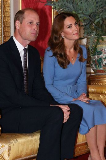 Kate Middleton (avec le prince William) portant les boucles d'oreilles en saphir et un deuxième saphir en collier, deux pièces qui ont été extraites des boucles d'oreilles de Diana à Buckingham en octobre 2020