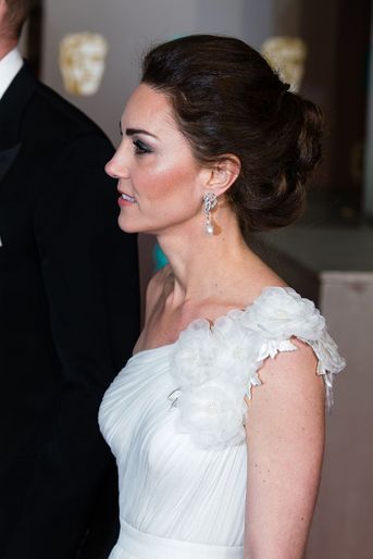 Kate Middleton portant les boucles d'oreilles en perle et diamants de Diana à Londres en février 2019