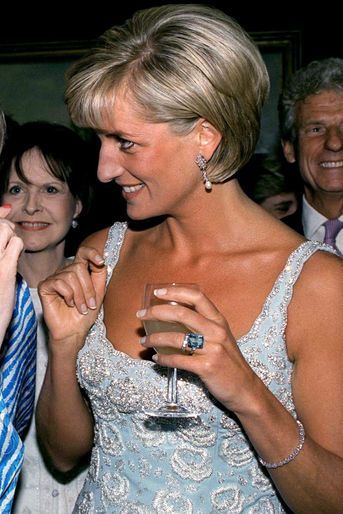 Lady Diana portant sa bague topaze et l'un de ses bracelets en diamants à Londres en février 1997