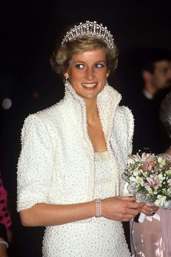 Lady Diana portant l'un de ses bracelets en perles à Hong Kong en novembre 1989