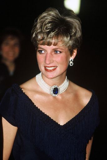 Lady Diana portant ses boucles d'oreilles en saphir et diamant à Ottawa en octobre 1991