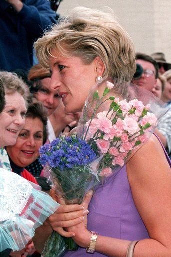 Lady Diana portant sa montre Cartier Tank Française lors d'une visite en Australie fin 1996