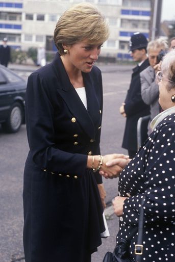 Lady Diana portant l'un de ses bracelets en or à Londres en septembre 1990