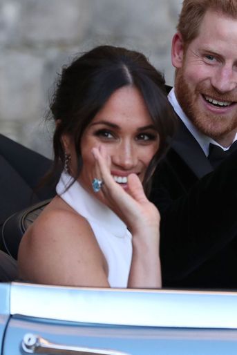 Meghan Markle portant la bague topaze de Diana lors de la réception de son mariage à Frogmore House en mai 2018