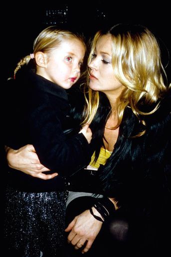 Lila et sa mère, Kate Moss, à la MILK Gallery de New York en 2006.