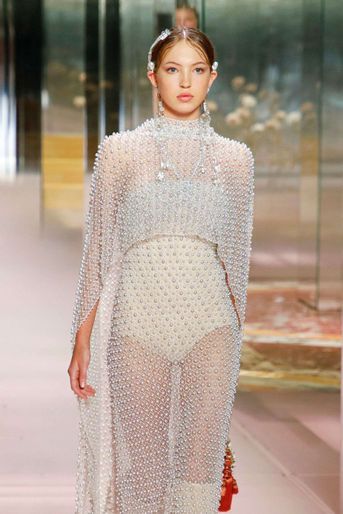 Lila Moss défile pour Fendi durant la Fashion Week de Paris en 2021.