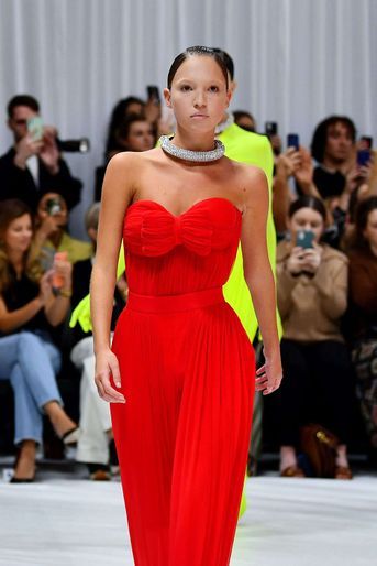 Lila Moss défile pour Richard Quinn lors de la Fashion Week de Londres en septembre 2021. 