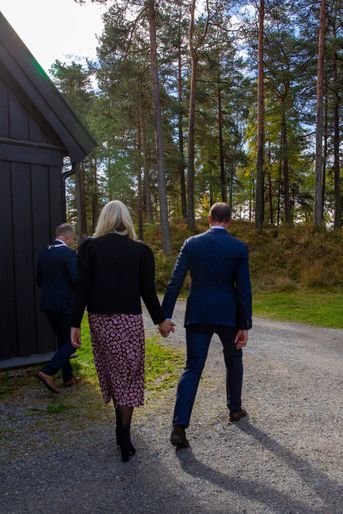La princesse Mette-Marit et le prince Haakon de Norvège, de dos, dans le comté de Viken, le 28 septembre 2021