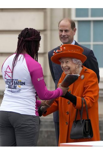 La reine Elizabeth II remet le &quot;Queen&#039;s Baton Relay&quot; des Jeux du Commonwealth 2022 à la championne paralympique Kadeena Cox devant Buckingham Palace à Londres, le 7 octobre 2021