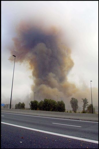 « Une épaisse fumée noire s’est abattue sur la ville »  - Paris Match n°2732, 4 octobre 2001