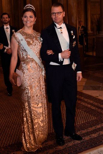 La princesse Victoria de Suède dans une robe longue dorée pour le dîner donné par le couple royal de Suède pour les lauréats des prix Nobel, le 11 décembre 2016