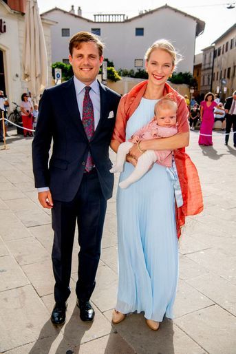 L'archiduchesse Gabriella d'Autriche (cousine de la mariée) avec son mari Henri de Bourbon-Parme et leur fille Anastasia, à Orbetello le 25 septembre 2021