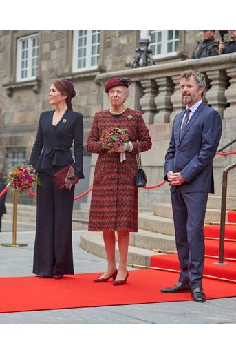 La princesse Mary de Danemark, en pantalon, avec le prince héritier Frederik et la princesse Benedikte, à Copenhague le 6 octobre 2021 
