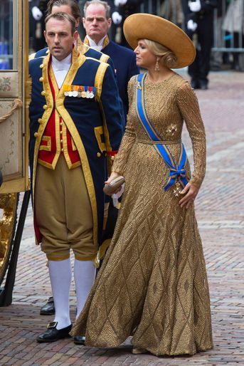 La reine Maxima des Pays-Bas dans une robe longue dorée pour le Prinsjesdag (la rentrée parlementaire), le 17 septembre 2013