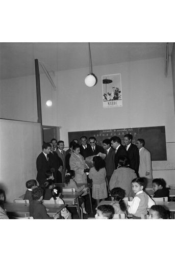 La princesse Lalla Malika du Maroc lors de l’inauguration d’une école franco-marocaine à Colombes en France, le 12 novembre 1962 