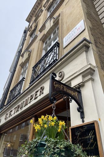 Geo. F. Trumper<br />
, parfumeur et barbier londonien, dans le quartier de Mayfair. Une boutique autrefois fréquentée par Ian Fleming, auteur de la série de romans James Bond.