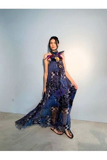 Nathalie Garçon a imaginé cette robe du soir en jean et mousseline recyclés grâce à la virtuosité de la modéliste Awatef Saied, formée aussi à Paris.