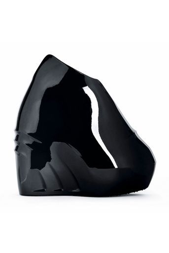 BLACK MIRROR Lignes architecturales et matière aux reflets liquides.... Ceci n’est pas un ovni mais bien un soulier en gomme brillante,Givenchy, 950€.