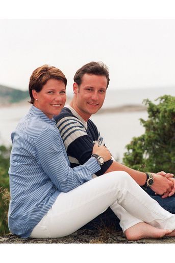 La princesse Märtha Louise de Norvège complice avec son jeune frère le prince Haakon, le 4 juillet 1998