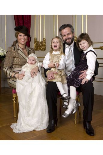 La princesse Märtha Louise de Norvège avec son mari Ari Behn et leurs trois filles, le jour du baptême d'Emma Tallulah, le 19 janvier 2009