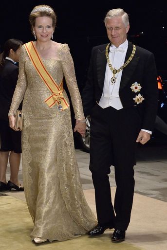 La reine des Belges Mathilde dans une robe longue dorée pour le banquet de l'intronisation de l'empereur Naruhito du Japon, le 22 octobre 2019