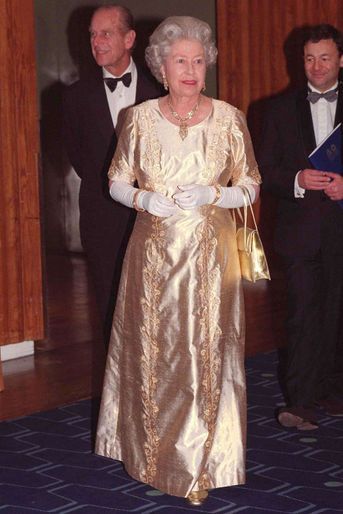 La reine Elizabeth II dans une robe longue dorée pour le concert de gala de ses noces d'or, le 19 novembre 1997