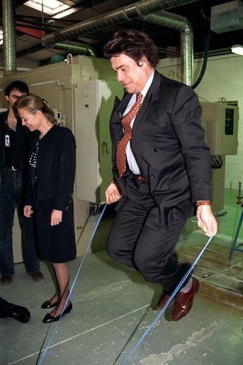 En campagne pour les régionales 1992, Bernard Tapie donne de sa personne dans une usine d’Avignon.