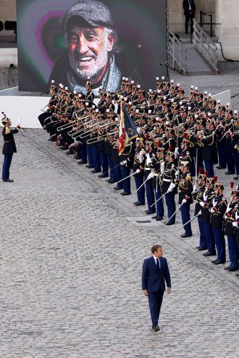 Emmanuel Macron devant la Garde républicaine. 