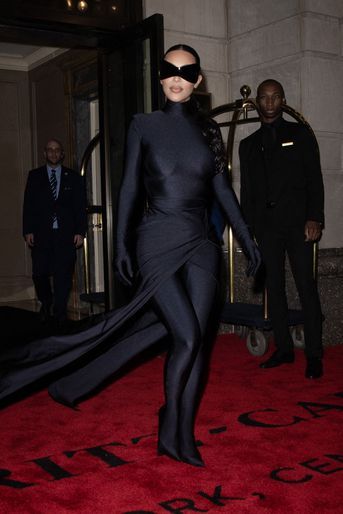 Kim Kardashian sortant de son hôtel, le 13 septembre 2021.