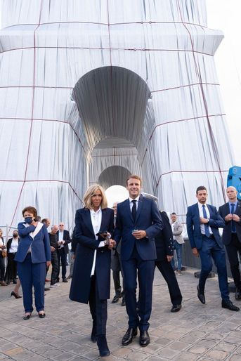 Emmanuel et Brigitte Macron inaugurent l&#039;impressionnant empaquetage de l’Arc de Triomphe, œuvre posthume de l&#039;artiste Christo.
