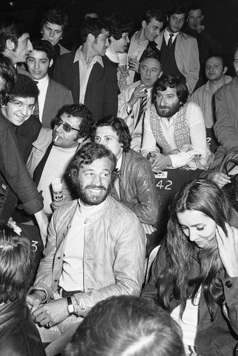 Jean-Paul Belmondo au Palais des Sports pour assister à la retransmission du combat entre Marcel Cerdan et Donato Paduano depuis New York en mai 1970.